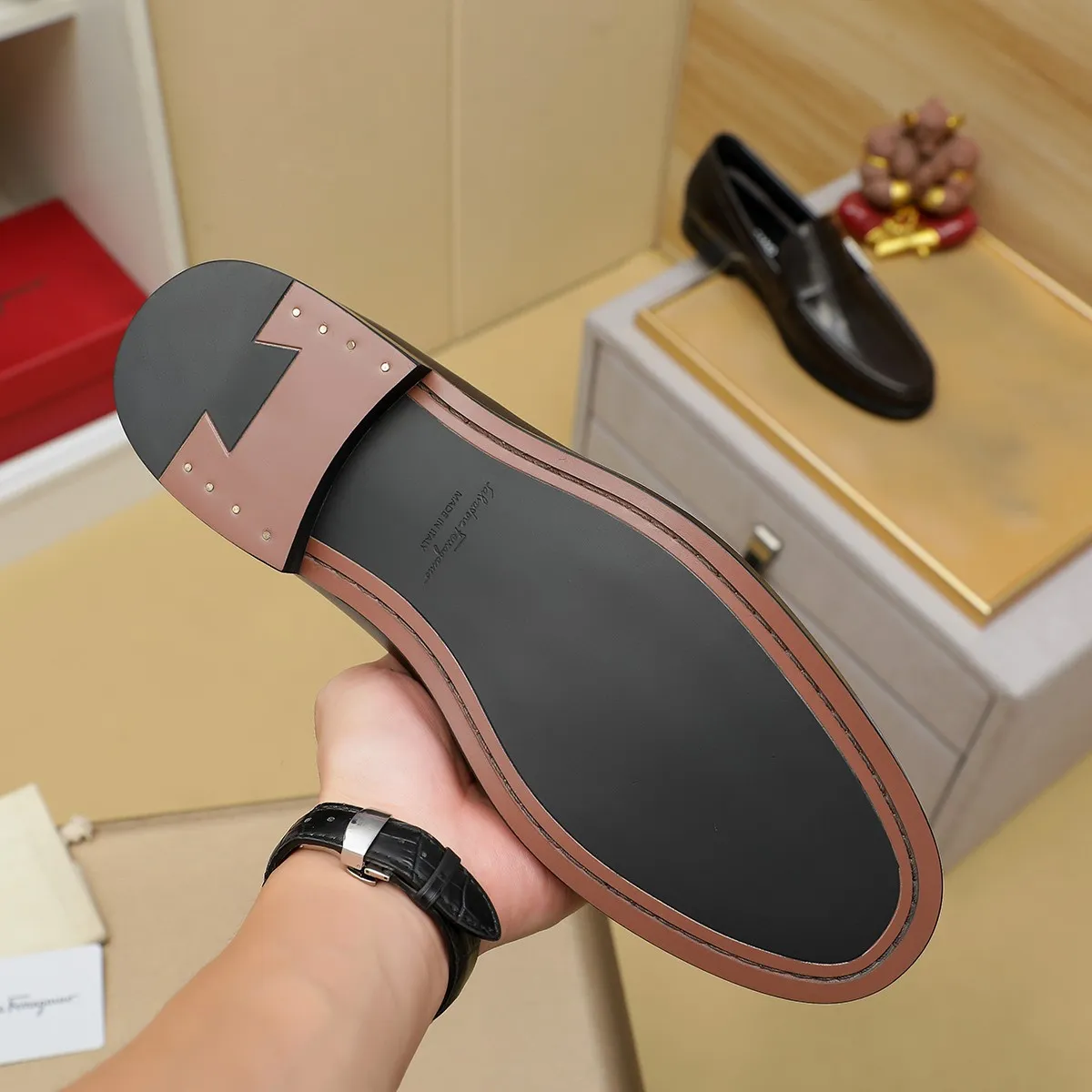Men's shoes 250 Ferragamo [Ferragamo] top imported suit men's shoes 💯Original copy of the official website, product materials: selected imported embossed calfskin + luxury hardware buckle accessories ~ imported water-dyed cow 🐂 leather lining. Strong three-dimensional visual effect, original combination outsole, multiple colors available😘 Size: 39-44 (38.45.46. Customized)